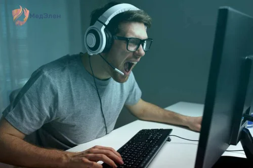 Парень сидит за компьютером